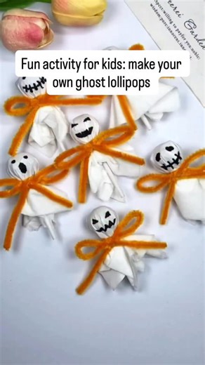 Turn simple lollipops into adorable little ghosts with just tissue and ribbon! A fast, fun and tasty Halloween craft that kids will love making and sharing at parties. Perfect for school treats or spooky decorations that disappear quickly! | GenioKid - Early Learning: speech, counting, motor skills
