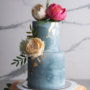 Thank you to the beautiful @LittleHaneen for this weeks cake design suggestion! Here we have a fun, super easy concrete style cake design. If you would like to join in on some cake decorating classes, feel free to check out the classes listed on our Global Belly page (see our profile for the website) (*you may recognise this video from before. Thank you to those who informed me the video was broken! fingers crossed this one works now) I used a few drops of black gel food colour in black, and lit