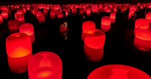 TeamLab’s new interactive tea art installation dazzles Japan with reactive, rhythmic lights【Vid】