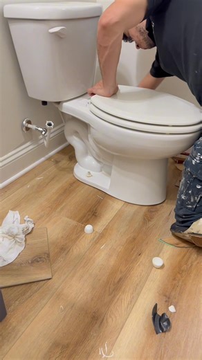 113K views · 533 reactions | Cómo instalar pisos debajo del toilet, de la manera correcta! | Ric-Flooring LLC | Facebook