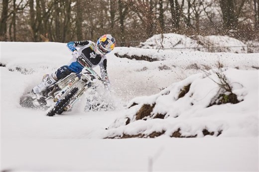 VIDEO: Lekker crossen in de maagdelijk witte sneeuw op Motorcross Circuit de Landsard