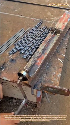 Artisanat de Travail des Métaux : Torsion de Barres d'Acier en Éléments Spirales Décoratifs