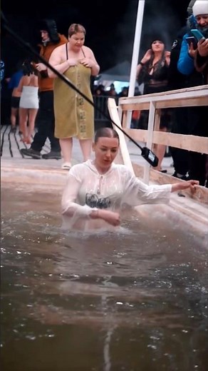 part463#Brave😱GirlsJumpinto#ICE COLD#Water🌊YouWontBelieve ThisExtremeCold🧊Therapy#Challenge Freezing