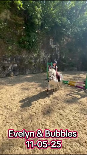Evelyn & Bubbles Jumping fun in the Quarry Arena at YEC this afternoon 🦄 #bubblespony #bestponyever❤️ #ponymadgirls #ponymad #jumpingpony #horselover #quarryarena #ponyfun