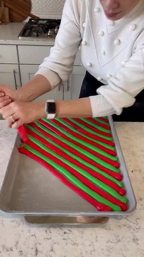 Christmas cake roll! Full recipe and tutorial on Bakingwithblondie.com 🌲♥️#cake #cakedecorating #cakedecoratingvideos