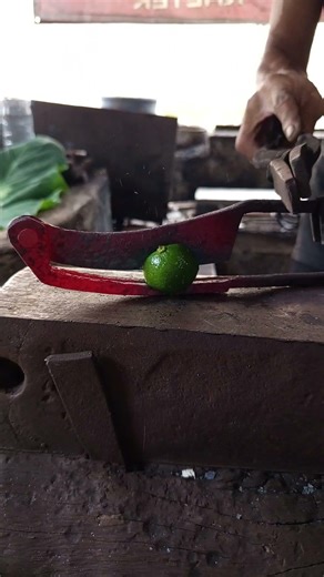 Splitting an orange using a betel nut splitter🍊 #blacksmith #traditionalcrafts