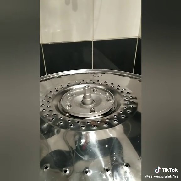Jak wymienić krzyżak bębna od góry ładowanej pralki Whirlpool?