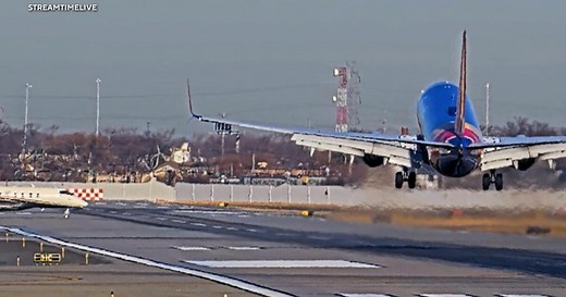 Video shows close call between plane, business jet at Chicago airport