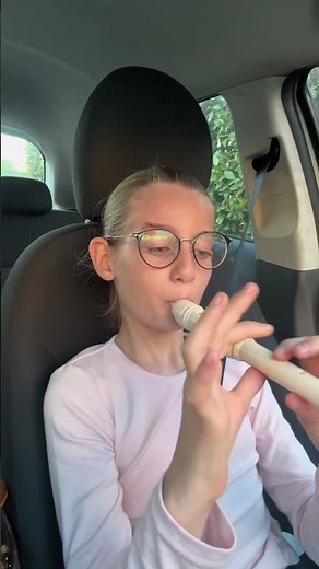 Sofi's first flute lesson, help #lasofi