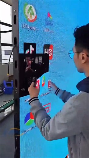 2.1M views · 8.4K reactions | Tấm module màn hình dẻo có thể uốn cong sẽ kết nối với nhau tạo thành một màn hình siêu khổng lồ dù phẳng hay cong đều được. Ps: công nghệ bây giờ đỉnh thật sự ^^ vận chuyển để tổ chức sự kiện cũng khá tiện, không lo va chạm, hỏng tấm nào thì cũng có thể dễ dàng thay thế.. #tonyphungstudio #tpsmedia #reels | Tony Phùng Studio | Facebook