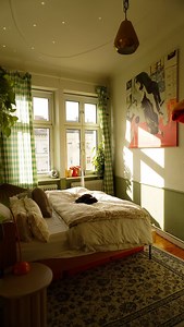 69K views · 512 reactions | Space over vintage. Would you have done it? #wohnzimmer #wohzimmerideen #livingroom #wohnen #zuhause Gemütliche Einrichtung fürs Wohnzimmer Einladendes Interior durch Licht, Pflanzen und Textilien | Fridlaa | Facebook