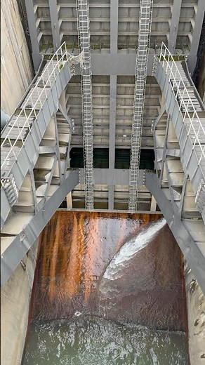 Rusted ogee of radial and some water leakage and water discharge from sluice gate