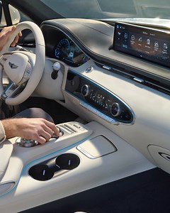 Im Electrified GV70 steht der Fahrer im Mittelpunkt. Dank intuitivem Touch-Controller und einer hochauflösender Instrumententafel wird jede Fahrt zu einem komfortablen Erlebnis. #GenesisEurope #ElectrifiedGV70 | Genesis Europe