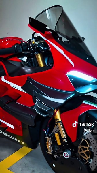 Ducati Panigale V4: Comparing Underbelly vs. New Undertail