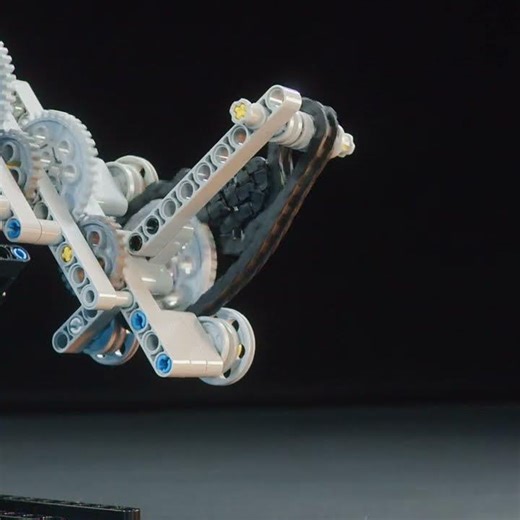 Can a Simple LEGO Chain Be This Satisfying? ⚙️