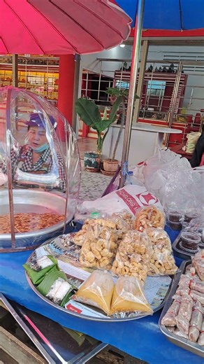 Mae Sot Market, a border trade market in Mae Sot District #travel