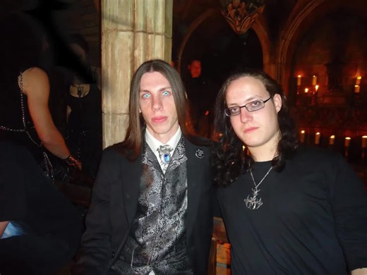 Dans 1 mois, Raving Bat va nous refaire danser à @La Crypte Photo-souvenir d’il y a quelques... années Raving Bat à droite et moi-même (FreakyDandy et fondateur d’Opera Tenebrarum) à gauche #goth #gothic #dark #alternative #fyp