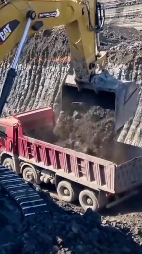 Mining excavator loading #fyp #wtf #digger #excavatoroperator #excavator #funnyvideos #funnytiktok #excavatorlife #excavatortiktok #strongjacktiktok #strongjack #strongjackgroup #strongjackexcavator