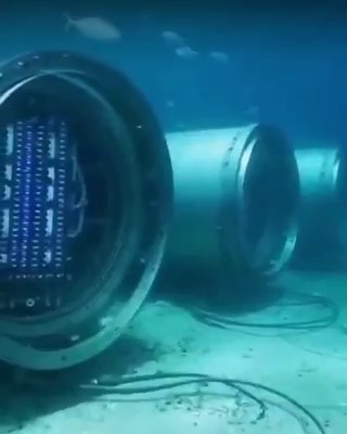 中国在海南沿海海底部署了一个重达 1300 吨的数据中心。 无需冷却塔或空调。只有冰冷的海水在免费工作。 制冷成本从占总能源消耗的约 50% 降至 10% 以下。目前已实现商业规模部署并计划扩建 100 个舱体，同时推出风电驱动版本。但引发海洋生态影响、盐水腐蚀及维护挑战的相关讨论。
