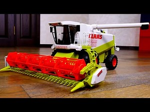 Oyuncak arabalar ile eğitici video. Oyuncak traktör tarlada çalışıyor.