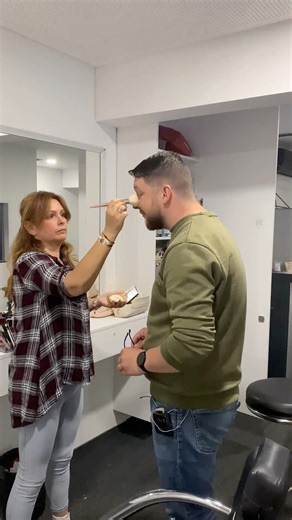 Vsi veste, kako izgleda Veseljak pred kamerami 🤗 Kako pa izgleda celotna produkcija, režija, maska? 🤔 Žiga Tominec vam je razkazal VSE ⬇️🤪 | Radio Veseljak - radio z nasmehom