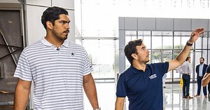Checo Pérez visita al equipo de los Dallas Cowboys
