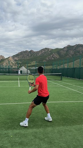 34K views · 617 reactions | Master the Soft Hands Catch  Also called the cradle, this drill is a fun way to practice cushioning the ball on your racket strings. It’s perfect for building touch for drop shots and improving your feel and control with both racket and ball. Give it a try! #tennis #tennisfun | Dylan Gee | Facebook