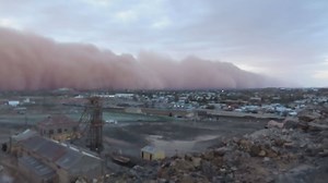😲 This monster dust storm engulfed Broken Hill, NSW on Friday. It stretched as far as the eye could see. 📹 Ben Finch | ABC Emergency