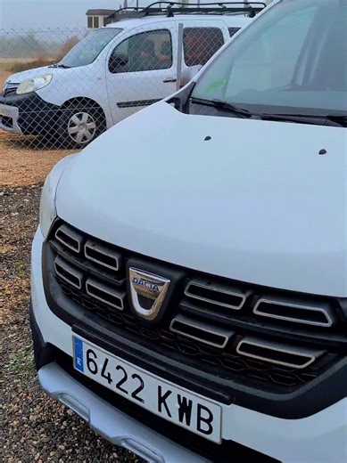 Te presentamos esta espectacular Dacia Dokker versión Stepway. Un coche que combina lo mejor de dos mundos: la robustez de un SUV y la capacidad inigualable de una furgoneta. Si buscas espacio, economía y estilo, este coche tiene el equilibrio perfecto. ​ ​📌 Motor 1.5 Blue dCi de 95CV. ​📌 Acabado Stepway: No es la típica furgoneta básica. Viene con protecciones, barras de techo y una estética crossover mucho más atractiva y aventurera. ​📌 Espacio Infinito: ¿Familia? ¿Bicis? ¿Herramientas? En 