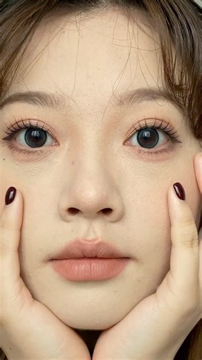 Không cần filter, không cần beauty mode — chỉ là lớp makeup chân thật nhất dưới ánh sáng đời thường. Video này mình quay mộc, để mọi người thấy rõ từng lớp nền, từng nét blend và độ mịn thật sự của makeup khi lên da. Makeup không hoàn hảo mới là makeup đời thật. Hy vọng góc quay gần – ánh sáng tự nhiên sẽ giúp mọi người dễ theo dõi kỹ thuật và học được vài tips nhỏ xinh nhé! 💄✨ | Vy Hà Linh