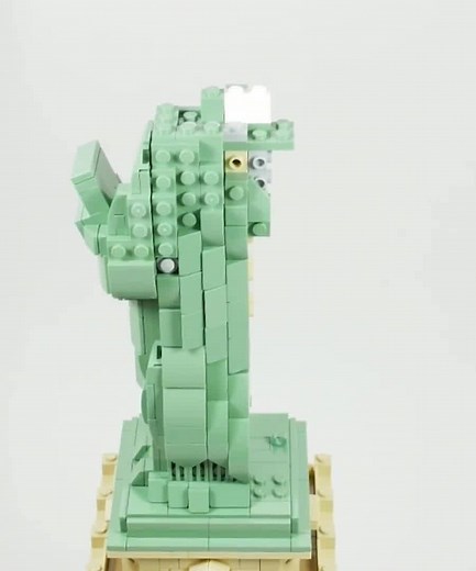 Watch the LEGO Statue of Liberty set come to life! Video by Paul Lefford http://bit.ly/2PnIyXb | Beyond the Brick