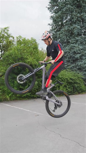 The 3 biggest bunnyhop mistakes! 😵 1. Skipping the preload 2. Not shifting your weight back 3. Forgetting to pull the rear wheel up with your legs Fix these three and your bunnyhop gets higher and cleaner. 🚀 Follow @senders_academy for more bunnyhop tips! 💪 #mtb #bunnyhop #downhillmtb #freeridemtb #mtbtricks