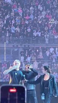 Vincent Cassel débarque en scooter au concert de Jul