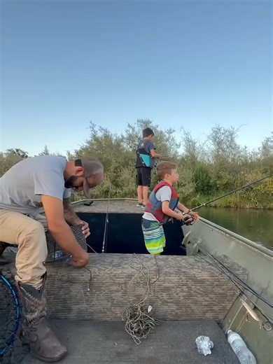 Eary morning mission lines in the water and crawdad traps set.#fishingtiktoks #fishingislife🎣 #fishingfun