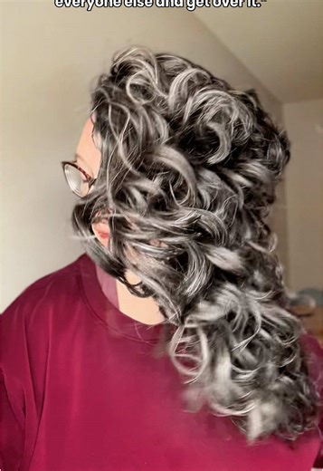 Two overnights, no refreshing of my original wavy hair routine, sleep protected by a t shirt for dry hair only. Routine: Chelating shampoo (twice) Light conditioner, detangle, rinse Add mousse to soaking wet hair, brush Scrunch in a gel Diffuse to dry Ignore the h8ers ☺️ #wavyhair #irishcurls #wavyhairroutine #wavycurly #wavyroutine