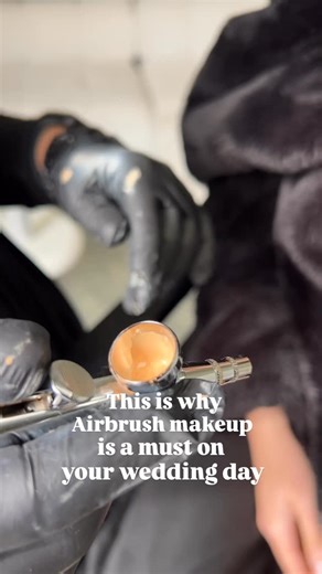 ✨ Why brides LOVE airbrush makeup so much! It’s soft, weightless, and long-lasting, keeping you fresh from the first photo to the last dance (and yep, it’s tear-proof 💃). Unlike traditional makeup applied with brushes or sponges, airbrush is a fine mist layered gradually until you get that medium-to-full coverage glow. The finish is natural and flawless, without that heavy or “cake face” feel. Here I’m applying an airbrush base, on the absolutely stunning Felicity, creating that radiant after-g