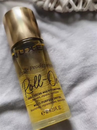 Mon retour sur le ✨ roll on Huile Prodigieuse ✨ de chez @Nuxe Collaboration commerciale avec @influenster que je remercie pour cette jolie découverte ☀️ J’ai redécouvert l’Huile Prodigieuse dans ce format roll on, et j’ai immédiatement aimé ce geste précis, presque intime. Le contact sur la peau est doux, maîtrisé, et l’application devient un vrai moment pour soi, aussi bien sur le visage que sur le corps. ☀️ Le parfum, lui, est toujours aussi envoûtant. Une chaleur solaire, une sensualité assum