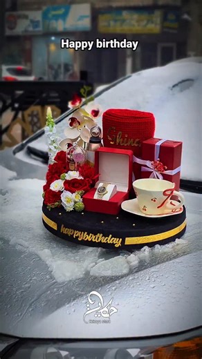 ‎متجر حكاية / Hekaya Store‎ on Instagram‎: "هيك حب يقدملها بعيد ميلادها ⚘️😍 للطلب والاستفسار 0954391202 📞 للفخامة حكاية، واحنا نكتب أجملها! ✨ #متجر_حكاية #بوكسات_هدايا #بوكيه_ورد #شتوية 🌸 مو مجرد هدية... هي رسالة حب، ولمسة فرح، وذكرى تبقى. في متجر حكاية نهتم بالتفاصيل الصغيرة، لأنها تصنع الفرق الكبير 💛 📍 العنوان: سوريا _ حلب – الباب، شرق دوّار السنتر بين مطعم العلايا وحلويات الوليد"‎