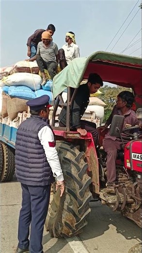 ट्रैक्टर की ट्रॉली के ऊपर किसी को न बिठाएँ—Risk बढ़ जाता है ⚠️ #shorts #tractor