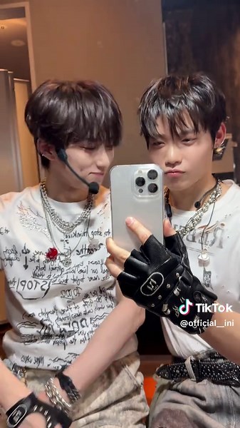 双子衣装のINIパフォーマンス