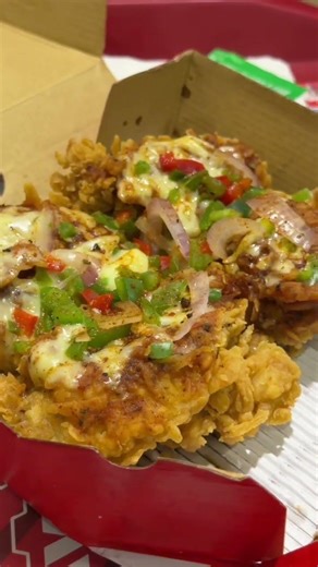 KFC CHIZZA REVIEW | FRIED CHICKEN PIZZA WITH CHEESE & SAUCE NEW KFC MENU TASTE TEST INDIA