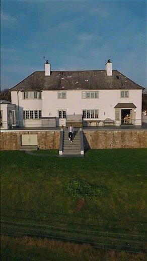 🔱 A stunning 1930s lifestyle property in heart of the village of Manorbier.