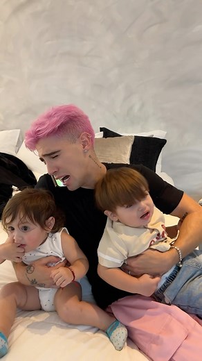 Augusto🌹 on Instagram: "Cuando las mamás me dejan cuidando a los bebés 🥹 @nicolegarcia @nicollefigueroaa @andreecuadros"