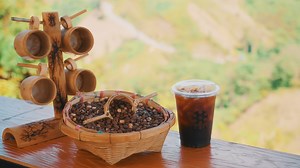 พามาลิ้มลองรสชาติกาแฟ Lua Coffee จังหวัดน่าน กาแฟของชุมชนชาติพันธุ์ลัวะ ที่มีรสชาติหอมหวาน ด้วยขั้นตอน Honey Process ที่เป็นตัวชูของกาแฟ Lua Coffee . นอกจากกาแฟแล้วชาวลัวะยังปลูกผักแบบธรรมชาติด้วยแนวคิดเกษตรอัจฉริยะจำหน่ายให้กับที่พักในอำเภอบ่อเกลือเพื่อให้นักท่องเที่ยวได้ทานผักออร์แกนิกกันอีกด้วย #GPSC #Luacoffee #เกษตรอัจฉริยะ #บ่อเกลือ #น่าน | 9 MCOT