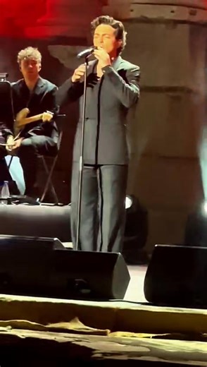 @GianGinoble "En Aranjuez con tu amor" #gianlucaginoble #ilvolo #worldtour #liveinconcert #Mérida #StoneandMusicFestival #IlVoloSiciliaFanPage 🎥 @delfina_gasparini . | Il Volo Sicilia Fanpage