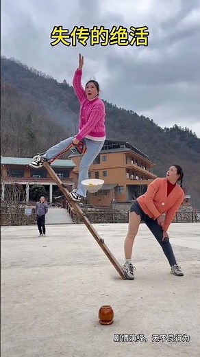 江湖失传已久的功夫绝活重现，把路人都看得一头雾水，直接愣在原地不知所措，有谁知道这是怎么做到的吗？#台上一分钟台下十年功 #魔术