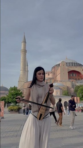 Η Μαρία-Σοφία Αραπίδου με την ποντιακή λύρα της στην Αγια-Σοφιά της Κωνσταντινούπολης