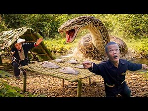 Dwarf Family Encounters Giant Python While Fishing | Primitive Fish Preservation