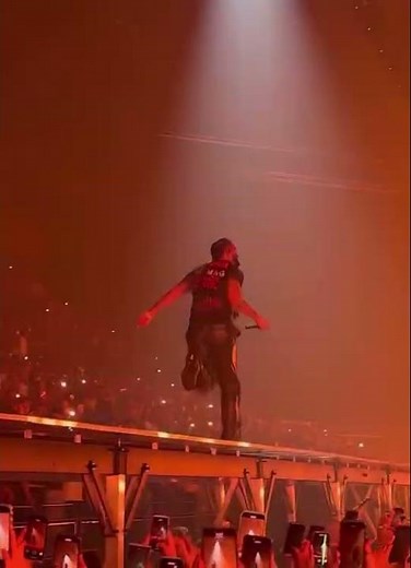 Drake screaming while running on stage