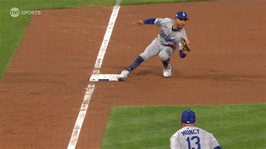 A perfectly executed wheel play. 🤌 | Los Angeles Dodgers